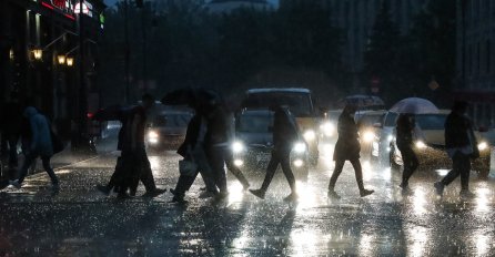 PUCALI GROMOVI, OLUJA TUTNJALA GRADOM - LJUDI BJEŽALI U KUĆE: Objavljeni potresni prizori nevremena, SVE JE UNIŠTENO