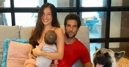 SLIKA PORODICE HIT NA INTERNETU: Čekajte da vidite DONJI DIO, NEUGODAN DETALJ