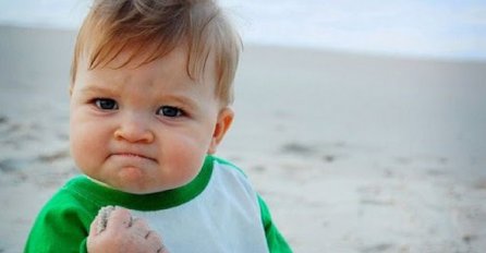 PRIJE 13 GODINA USLIKAN DJEČAK NA PLAŽI: Čekajte da ga vidite DANAS, OGLASIO SE PRVI PUT POSLIJE OPERACIJE MOZGA