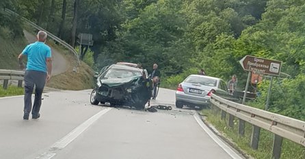 TEŠKA NESREĆA, HITNA POMOĆ PREVOZI POVRIJEĐENE U BOLNICU: Stigle prve informacije, OGLASIO SE I SVJEDOK SUDARA