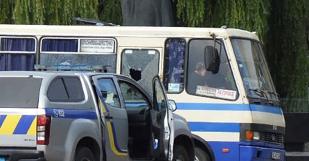Talačka kriza kakva se ne pamti: Muškarac naoružan eksplozivom zarobio putnike autobusa, evo šta se čeka