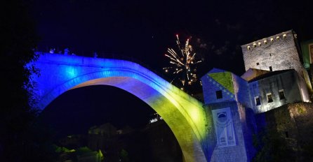 Uz vatromet i “Eminu“ obilježena godišnjica ponovne izgradnje Starog mosta