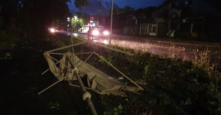 OLUJA PARALISALA GRAD, VJETAR ČUPAO DRVEĆE: Sve je pod vodom, SPREMITE SE OVO NIJE KRAJ