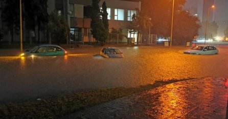 APOKALIPTIČNE SCENE, SVE JE POTOPLJENO, SMEĆE PLUTA NA SVE STRANE: Pogledajte potresne prizore sa lica mjesta (FOTO)