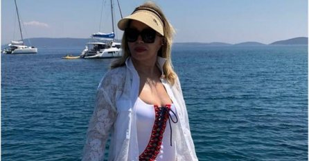 NEDA UKRADEN OBUKLA KUPAĆI, ČEKAJTE DA JOJ VIDITE NOGE: U sedmoj deceniji ŠOKANTNO IZGLEDA, CELULIT I STRIJE ?!