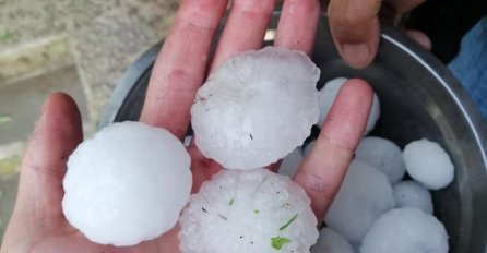 POPLAVLJENE KUĆE, ŽESTOKA OLUJA PARALISALA AUTOMOBILE: Grad sve uništio, OBJAVLJENI SNIMCI (FOTO/VIDEO)