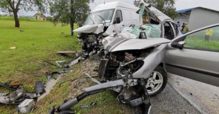 STRAVIČNA SAOBRAĆAJNA NESREĆA, IMA POGINULIH: Jezive slike sa lica mjesta (FOTO)