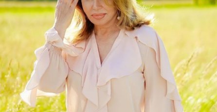 NEDA UKRADEN U KUPAĆEM KOSTIMU, U SEDMOJ DECENIJI POKAZALA ČIME RASPOLAŽE, ZGRANUT ĆETE SE: Ovo je stvarno previše (FOTO)