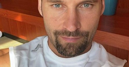 DUŠKO TOŠIĆ UZEO BRIJAČ U RUKE I POTPUNO PROMIJENIO IZGLED: Kad ga Jelena vidi neće joj dobro biti, POGLEDAJTE NA ZADNJOJ SLICI ŠTA JE URADIO (FOTO)