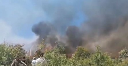 BJESNI VATRA, POŽAR PRIJETI KUĆAMA: Narod spašava imovinu, POGLEDAJTE SNIMAK