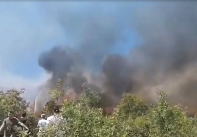 Mostarski vatrogasci odbranili kuće od velikog požara