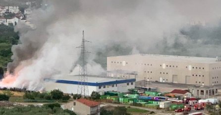 CRNI GUSTI DIM KULJA NA SVE STRANE, GORI FABRIKA, GRAĐANI UZNEMIRENI PRIZOROM: Vatrogasci pristižu (VIDEO)