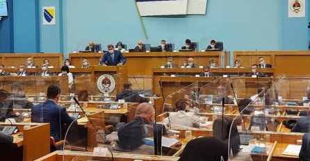 Usvojen set zakona za povećanje plata u RS