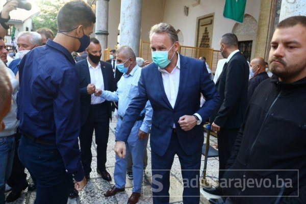 kurbanbajram-namaz-begovadzamija-pandemija-korona-covid-dkrsa06