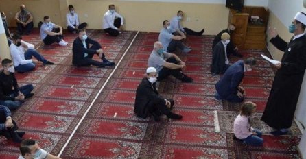 U Srebrenici bez struje klanjan bajram-namaz