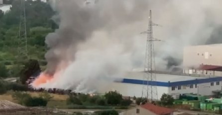 ALARMANTNO STANJE, CRNI DIM PREKRIO SVE, POŽAR JE PREJAK: Besana noć pred vatrogascima!