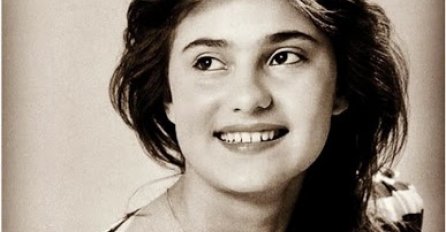KLADIMO SE DA NE MOŽETE PREPOZNATI SRPSKU ZVIJEZDU SA POČETKA KARIJERE: Imala je samo 15 godina, ZNATE LI KOJA JE PJEVAČICA U PITANJU?