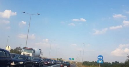 TEŠKA SAOBRAĆAJNA NESREĆA, SUDARILA SE DVA KAMIONA: Ima povrijeđenih, SLIKE SA LICA MJESTA (FOTO)