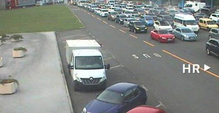 VELIKE GUŽVE, GRANIČNI PRIJELAZI ZAKRČENI VOZILIMA: Čeka se preko pet sati, OGROMNE KOLONE, OVO JE TRENUTNO STANJE(FOTO)