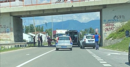 TEŠKA SAOBRAĆAJNA NESREĆA, POLICAJAC USMRTIO ČOVJEKA: Slika sa lica mjesta (FOTO)