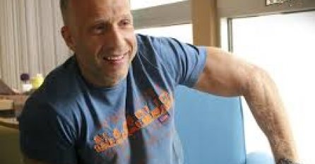 MILAN KALINIĆ OŽENIO PREZGODNU PLAVUŠU, VEĆA JE OD NJEG ZA GLAVU: Nećete moći vjerovati da je ona s njim, KAO AVION JE (FOTO)