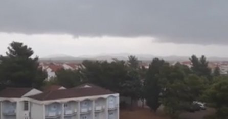 NEVRIJEME RAZORILO REGION, POVRIJEĐENA ŽENA -BORE JOJ SE ZA ŽIVOT: Buknuo i požar, vjetar rušio stabla i krovove