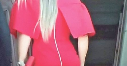 POSLANICA U SRPSKI PARLAMENT DOŠLA U CRVENOJ HALJINI: Kad se okrenula IZAZVALA HAOS, GORE DRUŠTVENE MREŽE, EVO KO JE ONA (FOTO)