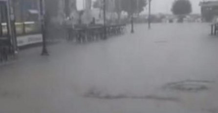 NEZAPAMĆENO NEVRIJEME, PRAVI POTOP: Oluja nosila krovove sa zgrada, ulice pod vodom (VIDEO)