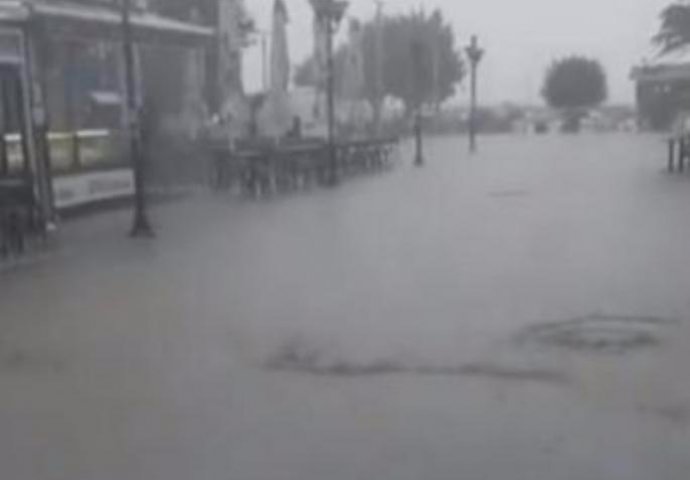 NEZAPAMĆENO NEVRIJEME, PRAVI POTOP: Oluja nosila krovove sa zgrada, ulice pod vodom (VIDEO)
