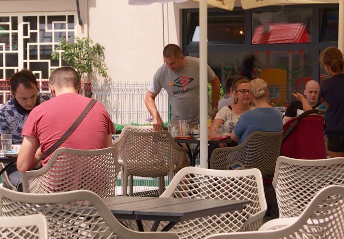 Za vikend tržni centri, kafići i restorani rade do 14 sati: U Srbiji još strožije mjere