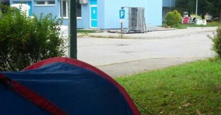 "TATA, DOĐI BRZO", CIJELI REGION U SUZAMA ZBOG OVOG ŠATORA ISPRED BOLNICE: On plače, a ja ne mogu unutra...