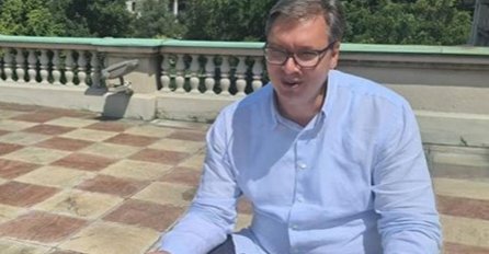 USLIKALI VUČIĆA NA TERASI: Evo šta je ispred njega na stolu, OČI ĆE VAM STATI KAD VIDITE