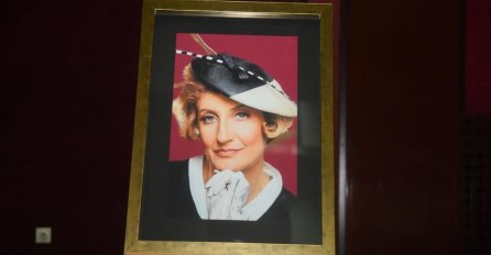 "SVA U CRNINI, A NA GLAVI..." KĆERKA ISIDORE BJELICE STIGLA NA KOMEMORACIJU: Zbog 1 detalja SVI PLAČU, EVO KAKO IZGLEDA (FOTO)