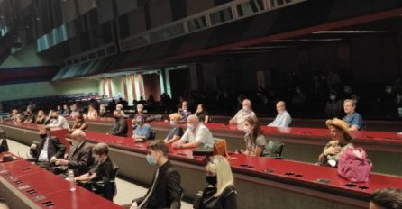 DJECA ISIDORE BJELICE SJEDILA I PLAKALA, A ONDA JE USLIJEDILA TUŽNA SCENA: Lav je prišao Vili i uradio OVO, SUZE SAME TEKU (FOTO)