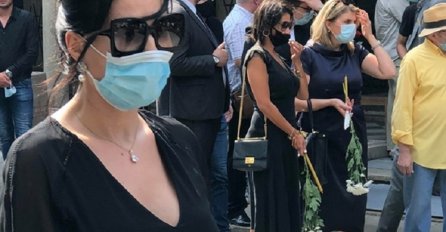 CECA STIGLA NA NOVO GROBLJE DA ISPRATI ISIDORU BJELICU: Pogledajte šta drži u ruci, SUZE SAME TEKU (VIDEO)