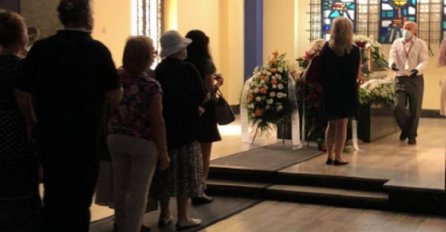 SRCE DA PUKNE, EVO KAKO IZGLEDA KOVČEG ISIDORE BJELICE: Redovi ljudi prilaze da se oproste (FOTO)