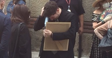 ISIDORIN SIN LAV VAN SEBE IZLETIO IZ KAPELE, SVI SE OKUPILI OKO NJEGA: Pogledajte šta drži u ruci (FOTO)