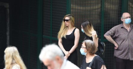 RADA MANOJLOVIĆ RAZBJESNILA SVE NA KREMACIJI ISIDORE BJELICE: Pogledajte kakva se pojavila (FOTO)