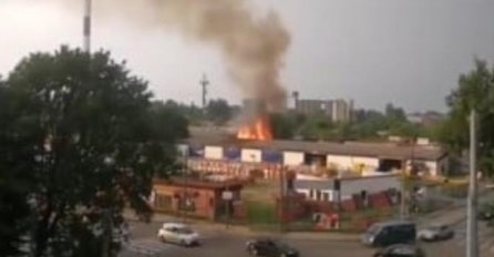 BUKNUO POŽAR U GLAVNOM GRADU, GUSTI DIM GUTA SVE PRED SOBOM:  Vatrogasci na terenu, VATRA SE ŠIRI (FOTO/VIDEO)