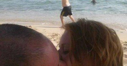 ZAMOLIO JE LJUDE NA INTERNETU DA MU FOTOŠOPIRAJU SLIKU I UKLONE DEČKA SA LOPTOM: A oni su mu poslali ove  URNEBESNE FOTOGRAFIJE, BROJ 4. JE HIT!