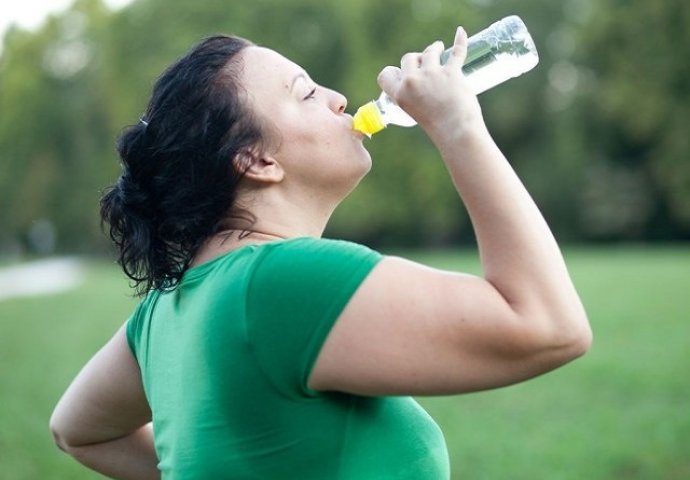 DA SMRŠATE I BUDETE ZDRAVI: Evo koliko vode trebate piti u ODNOSU NA VAŠU KILAŽU - POGLEDAJTE TABELU