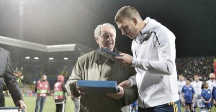 PREMINUO JE, EDIN DŽEKO U SUZAMA: Objavio sliku, tužna vijest ga slomila