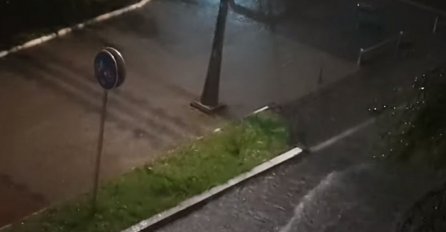 CENTAR GRADA POD VODOM, ŽESTOKO NEVRIJEME PREPLAVILO I AUTOMOBILE: Padala ledena kiša, SVE UNIŠTENO