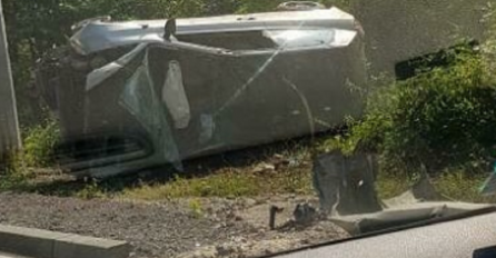 TEŠKA SAOBRAĆAJNA NESREĆA, AUTOMOBIL POTPUNO SMRSKAN: Objavljene prve informacije