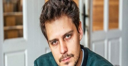 PRIPREMITE SE ZA NAJVRELIJU FOTOGRAFIJU BIKOVIĆA: Glumac pozirao pored mora BEZ MAJICE