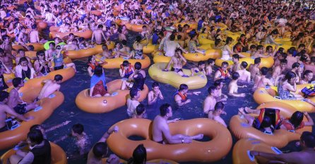 ŽELJNI ZABAVE NE MARE ZA NOVOM ZARAZOM Nevjerovatne fotografije iz Wuhana: Mladi u akva parku, bez maski i mjera