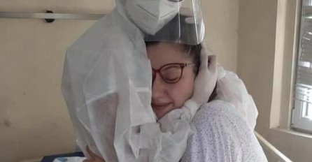 OVA SLIKA JE VEČERAS POTRESLA CIJELU SRBIJU: Kad vidite ko je djevojka U ZAŠTITNOM ODIJELU, A KO PACIJENT i vi ćete suzu pustiti!