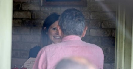 OSIJEDIO I OSTARIO, ČUVENI MISTER BEAN (65) UHVAĆEN SA 29 GODINA MLAĐOM DJEVOJKOM: Zbog nje je ostavio ženu, pogledajte kako ONA IZGLEDA(FOTO)  