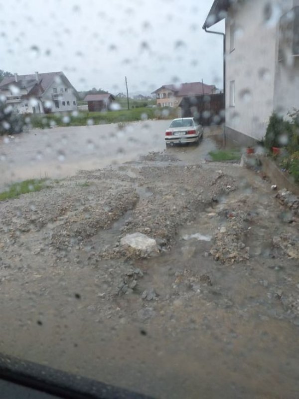 cazin-bih-nevrijeme-poplava-saobracaj-august2020-cazinnet6