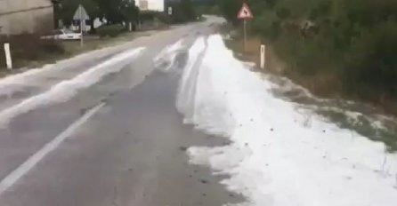 SILOVITO NEVRIJEME U BiH, GRAD TUKAO I UNIŠTAVAO SVE PRED SOBOM: Lopatom ga kupili sa ceste (VIDEO)